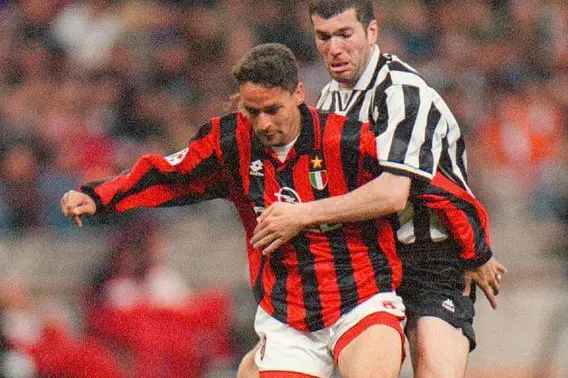 Il Divin Codino con la maglia del Milan, duello con Zinedine Zidane