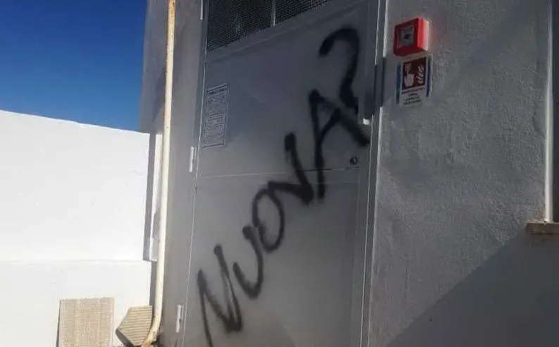 La scritta su una porta (foto L'Unione Sarda - Pala)