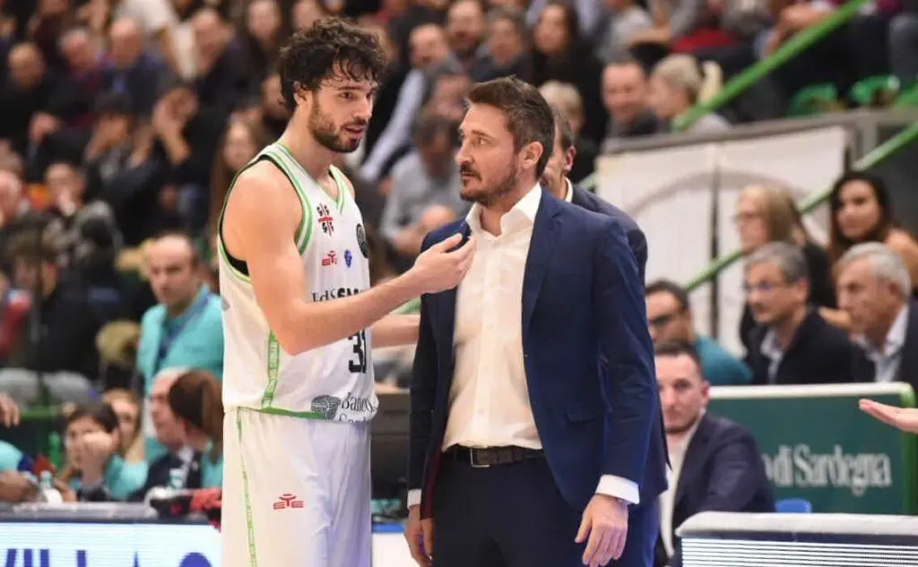 Vitali con coach Pozzecco (foto L'Unione Sarda - Calvi)