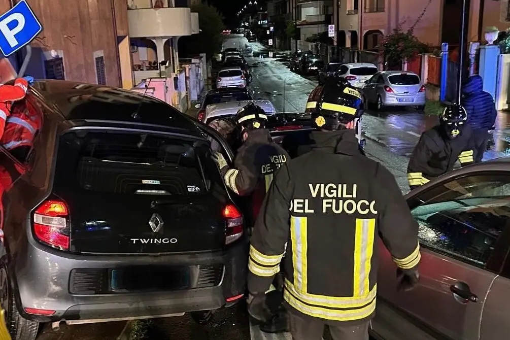 Le tre auto coinvolte nell'incidente in via Tre Venezie a Olbia (foto vigili del fuoco)