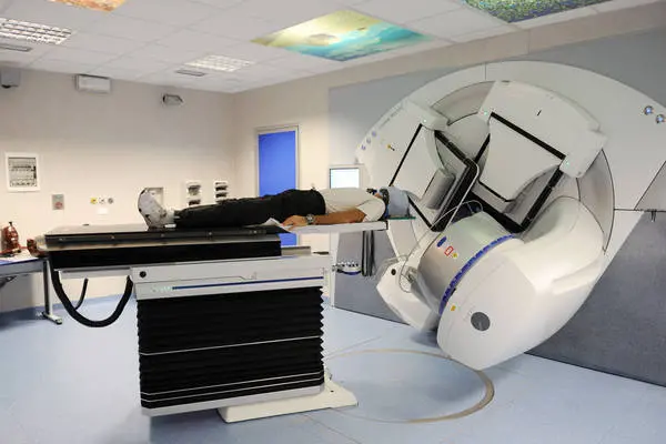 Elekta Axesse, il nuovo macchinario per i trattamenti di radiochirurgia e radioterapia che permette il posizionamento robotico del lettino in 6D (tre direzioni e tre angoli, in funzione questa mattina, 24 novembre 2010, all'ospedale Molinette di Torino. ANSA / TONINO DI MARCO