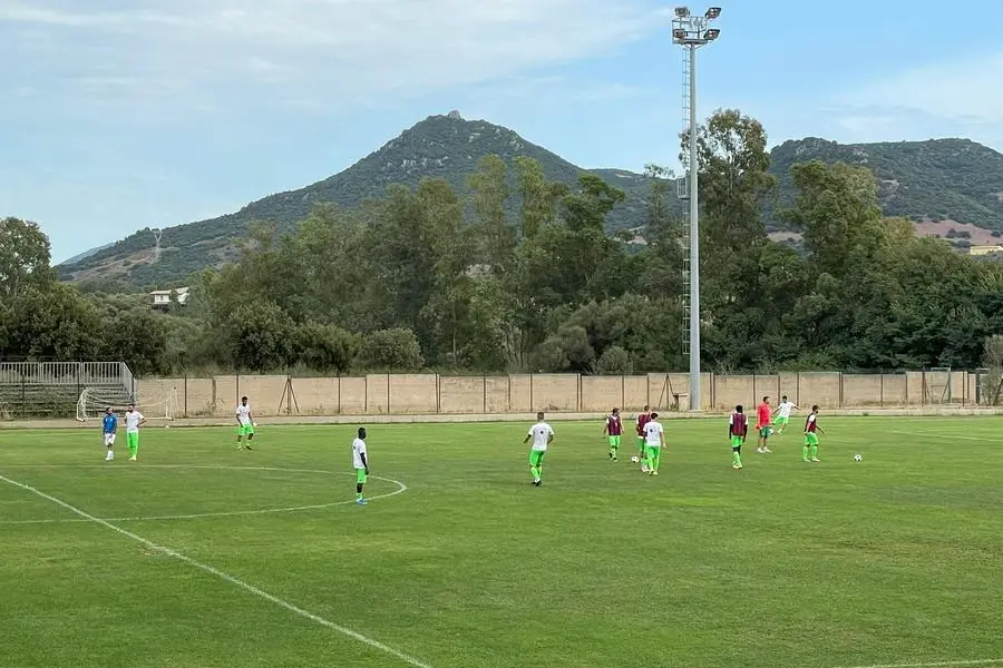 Il Lanusei in campo in uno dei tanti derby di questa stagione (foto Riccardo Spignesi)