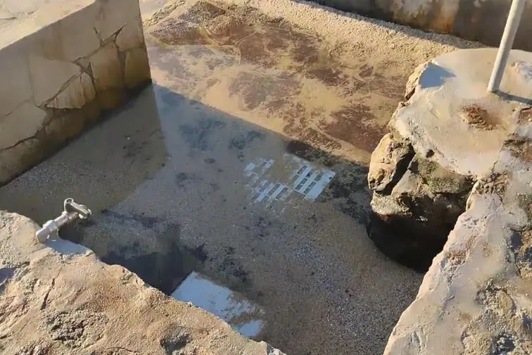 La doccia intasata nella spiaggia di Balai (foto Pala)