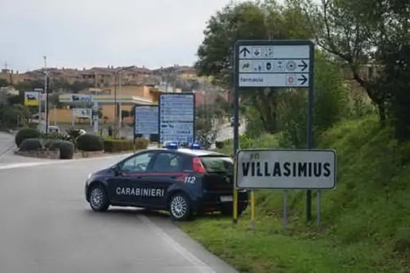 Carabinieri all'ingresso di Villasimius (foto L'Unione Sarda - Andrea Serreli)