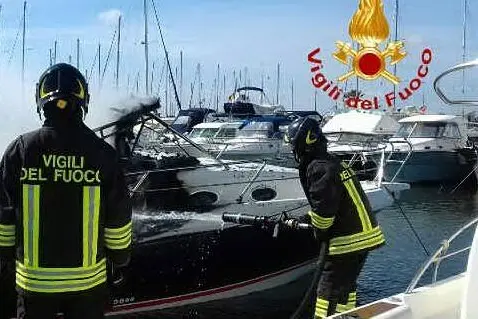 I pompieri al porticciolo di Oristano (foto Vigili del fuoco)
