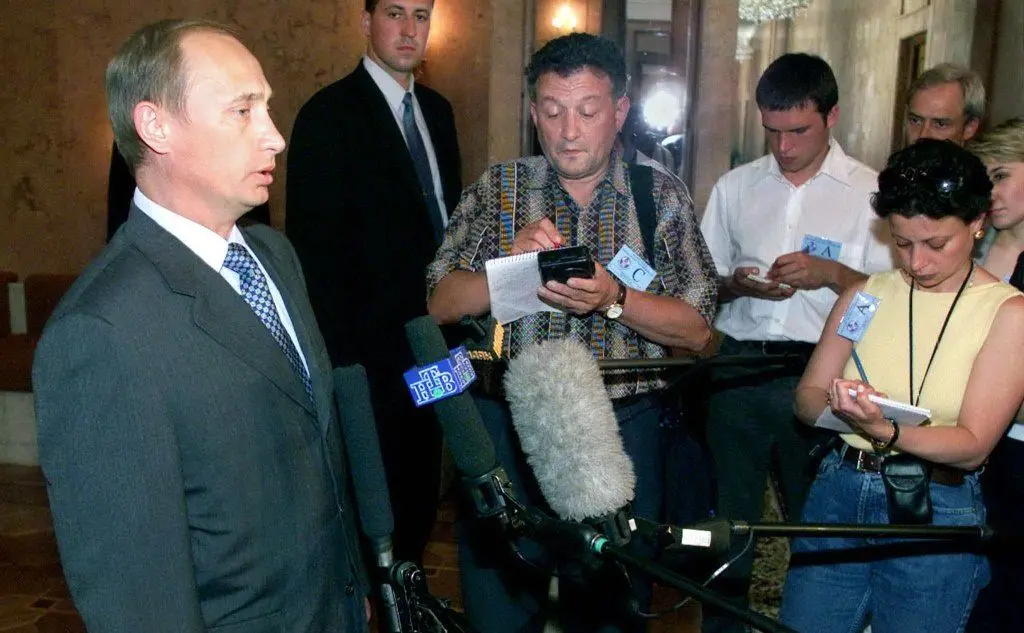 Vladimir Putin, all'epoca già Presidente russo, parla ai giornalisti