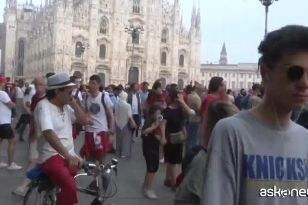 Milan campione d'Italia, la festa dei tifosi in Piazza Duomo