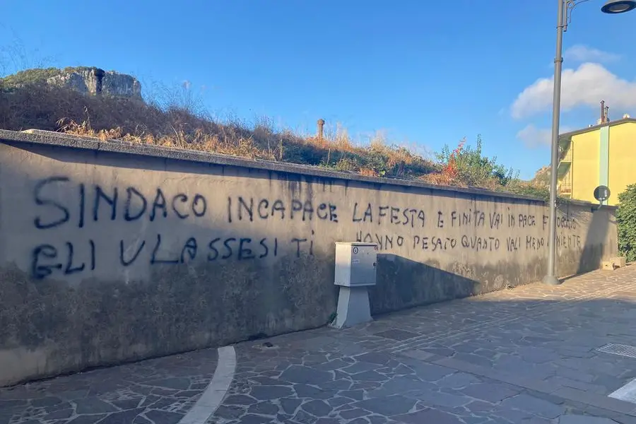 Una delle scritte (foto pubblicata dal sindaco su Facebook)