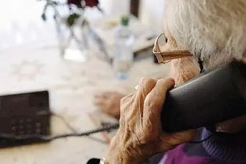 Un’anziana al telefono (Archivio)