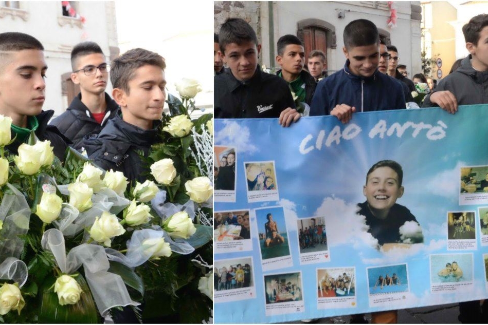 Gli amici di Antonio durante il funerale (foto Gloria Calvi)