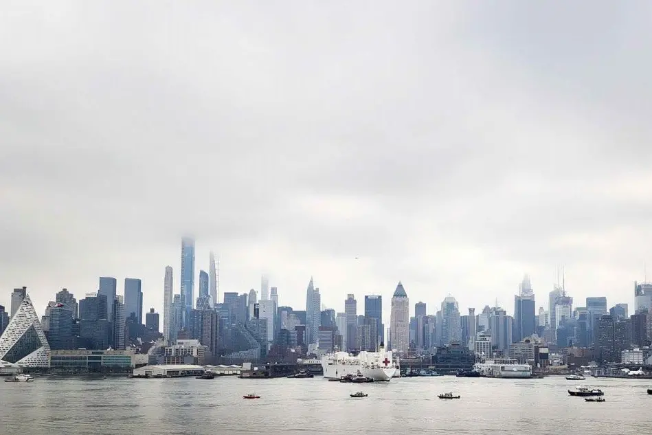 La città di New York con le navi per l'emergenza ormeggiate nella baia