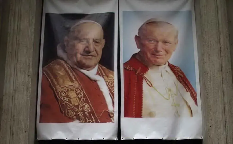 Papa Roncalli e Papa Woytila (Archivio L'Unione Sarda)