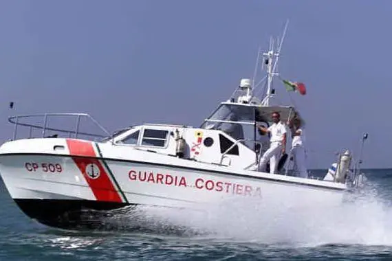 Un motoscafo della guardia costiera