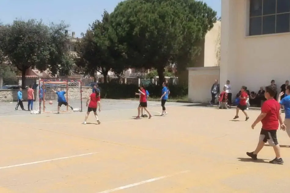 I bimbi della primaria di via Rossini, a Selargius, prendono parte al progetto dell'handball Karalis