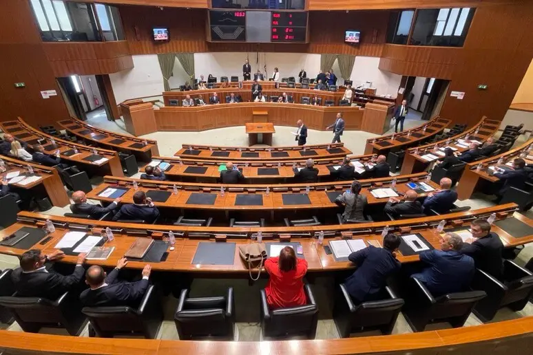 Una seduta del Consiglio regionale nel palazzo di via Roma a Cagliari