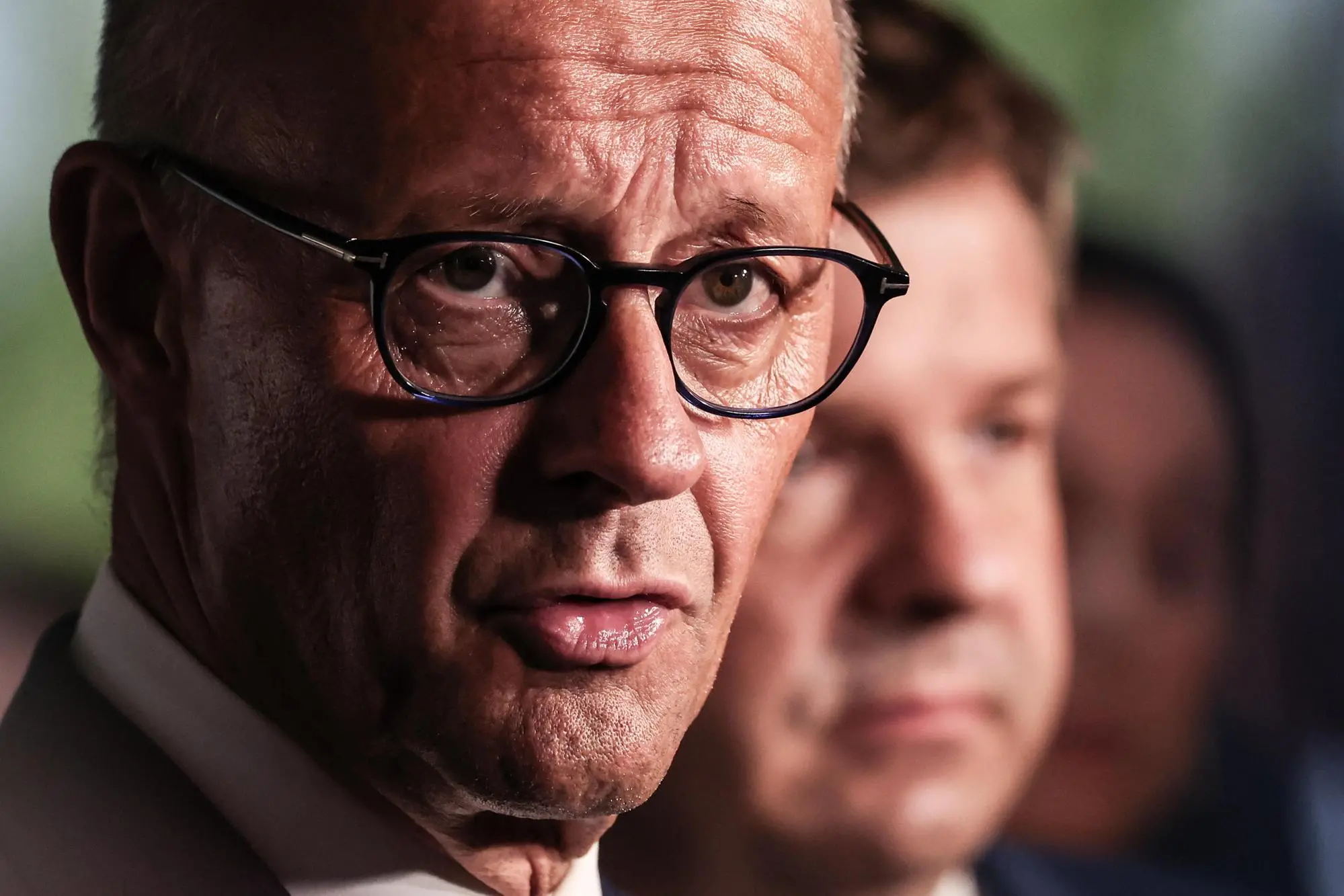 Berlino accusa Mosca per i droni di Lipsia: «Atto di guerra ibrida». Europa e Nato: «Risponderemo» epa13203137 German Chancellor Friedrich Merz (L) and Saxony-Anhalt Governor Sven Schulze attend a press conference after a campaign event ahead of the state election in Saxony-Anhalt, in Quedlinburg, Germany, 31 August 2026. The state of Saxony-Anhalt will hold its state parliamentary election on 06 September 2026. EPA/FILIP SINGER