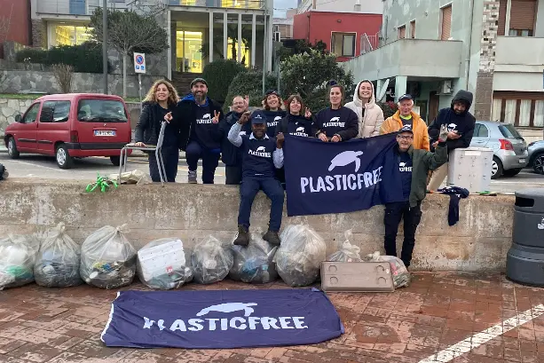 I volontari Plastic free impegnati a Stintino (foto concessa)