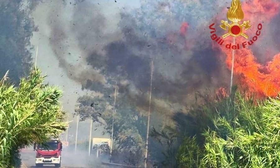 Le fiamme lambiscono le case