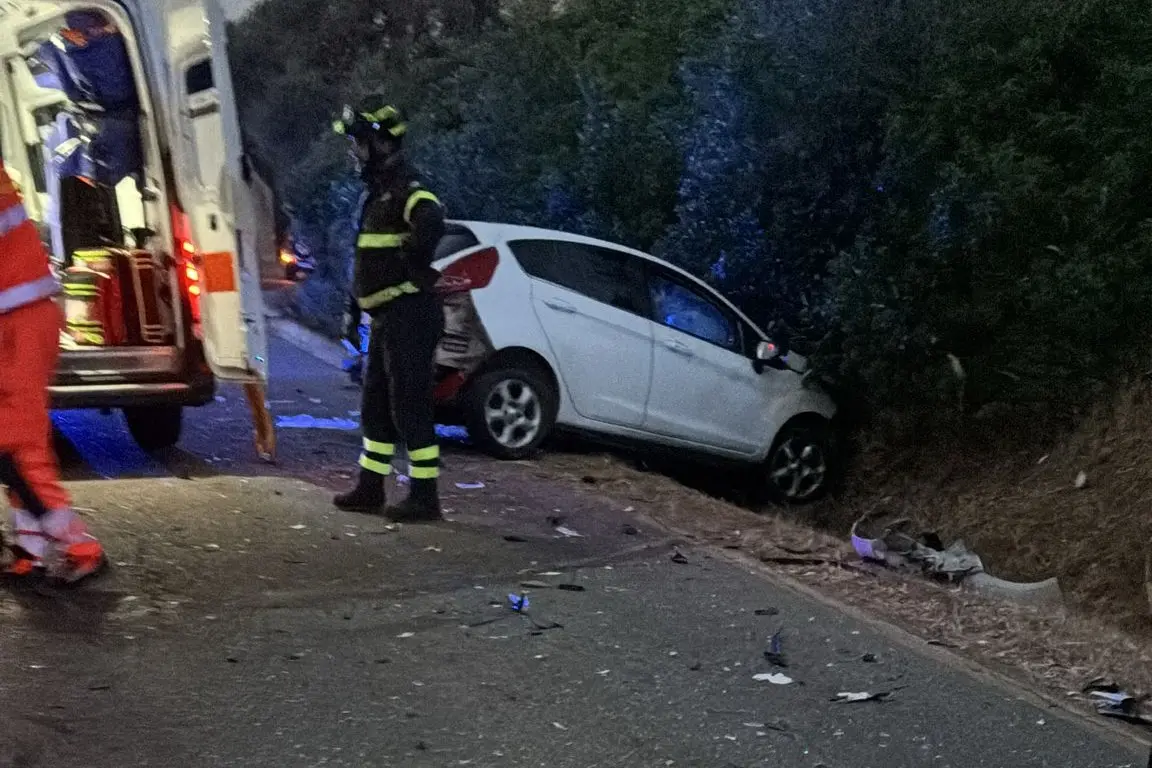 Una delle due auto coinvolte nell'incidente a San Vito