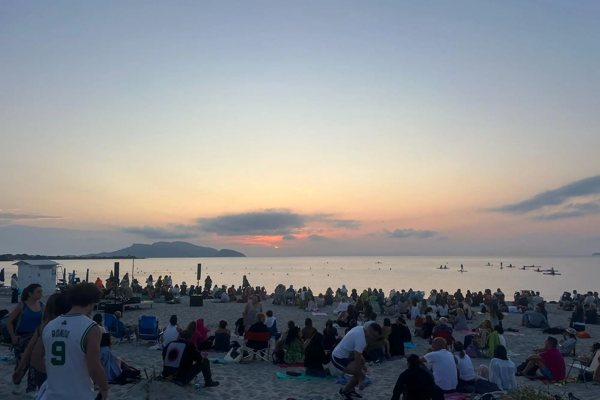 Un’immagine del pubblico all’alba sulla spiaggia di Pittulongu