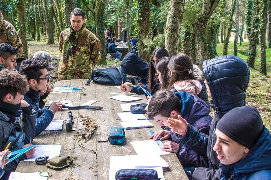 La lezione di topografia (Foto Brigata Sassari)