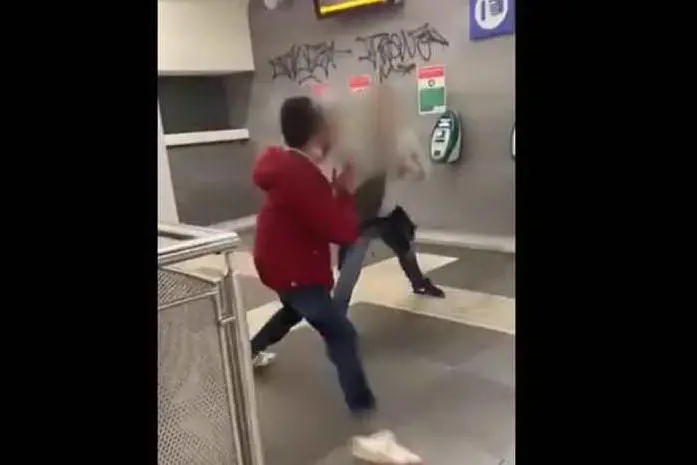 L'aggressione ripresa in un video (foto da fermo immagine)