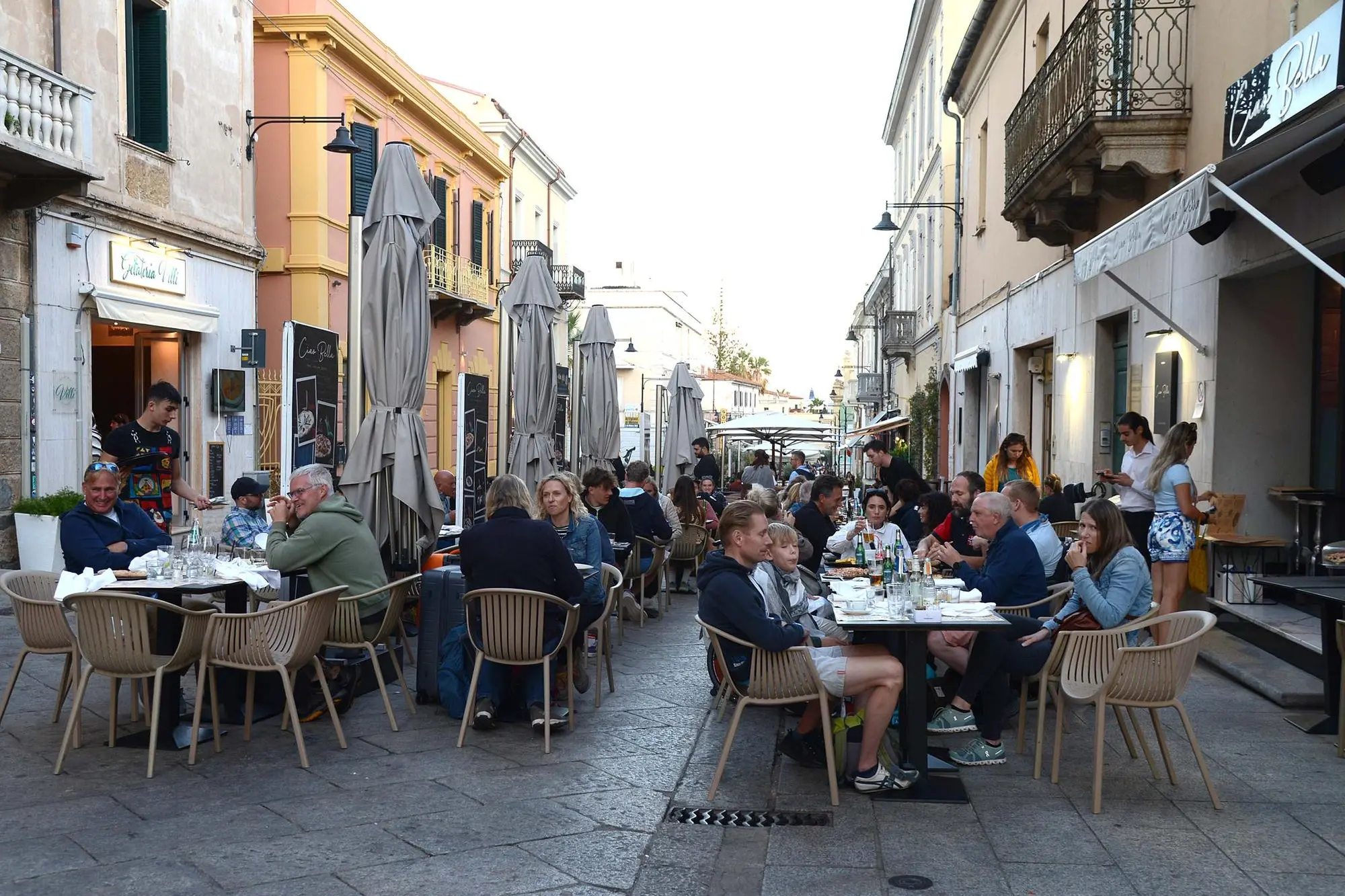 Turisti primaverili nel centro di OIbia