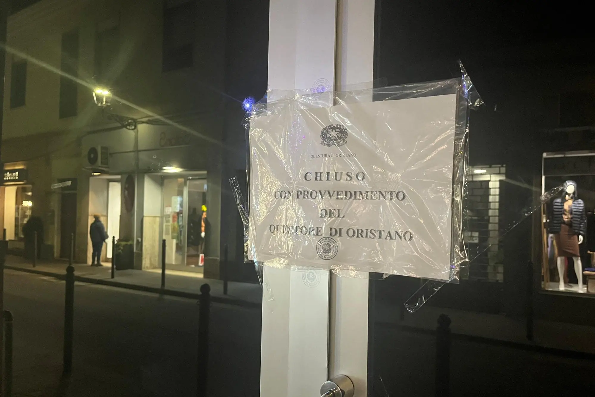 Il cartello affisso all'ingresso del bar chiuso dal questore di Oristano