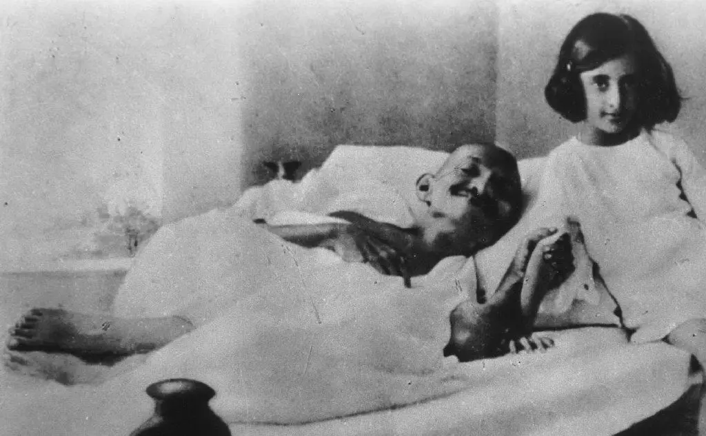 Durante un digiuno nel 1924, con Indira Gandhi