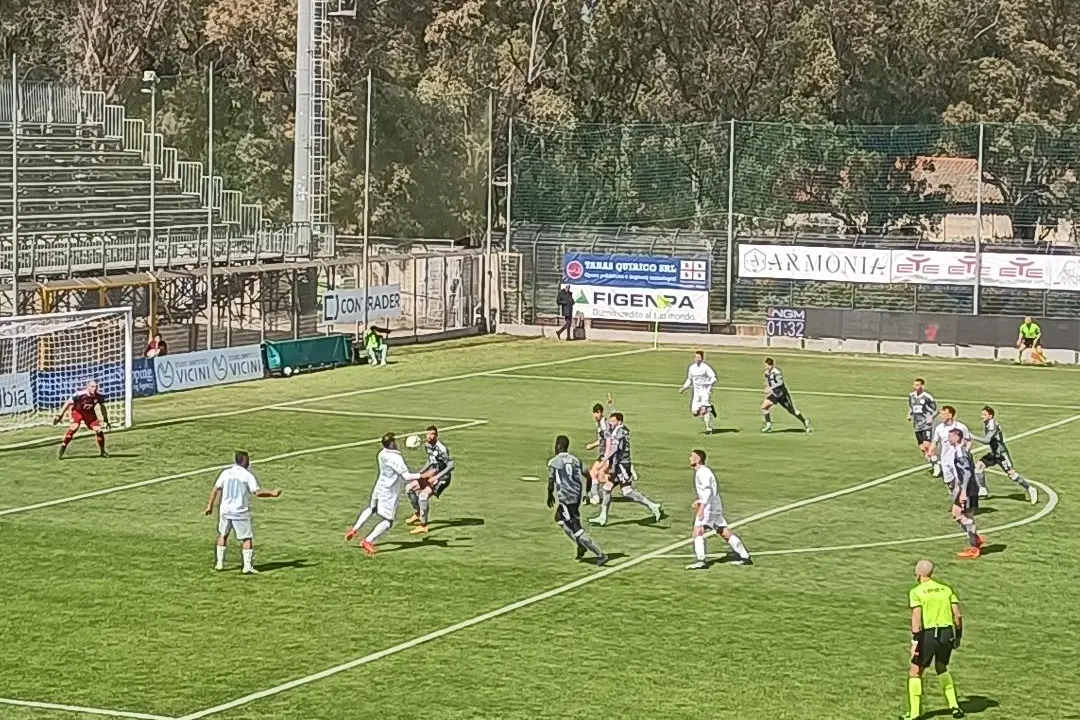 La prima palla gol dell'Olbia contro l'Alessandria (foto Giagnoni)