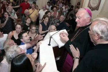 Monsignor Mani contestato lo scorso luglio a Sant'Eulalia