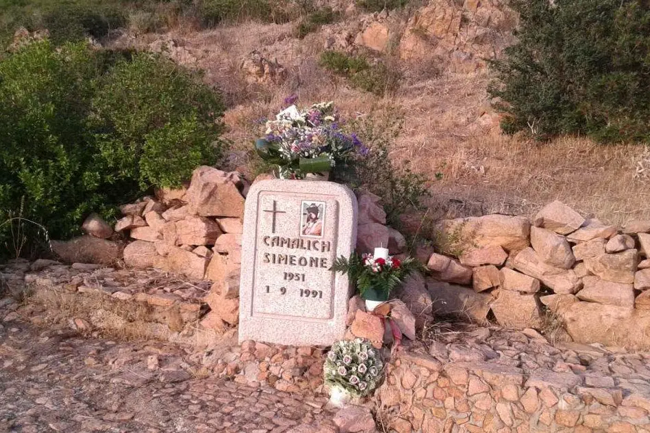 La lapide sulla collina di S'Arcedda, dove morì il pilota Camalich