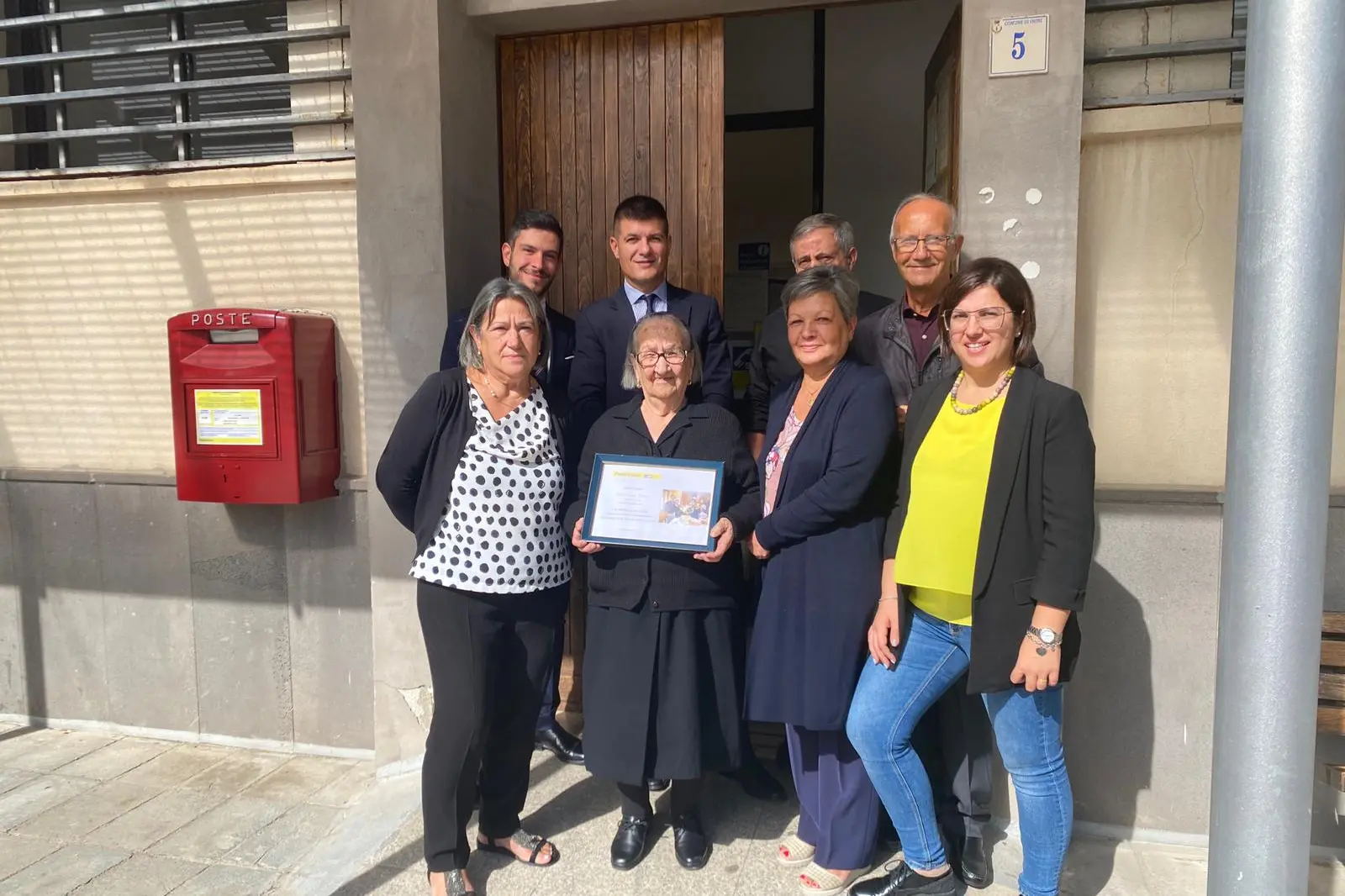 Un momento della cerimonia organizzata da Poste Italiane per Battistina Piras e la sua famiglia (foto concessa da Poste Italiane)