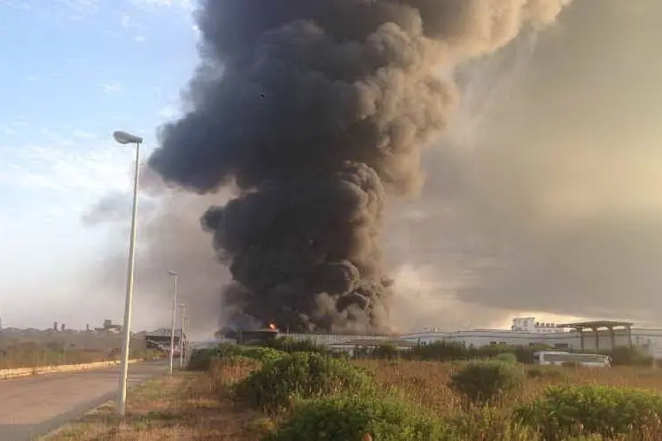 L'incendio Inversol (foto L'Unione Sarda - Pala)