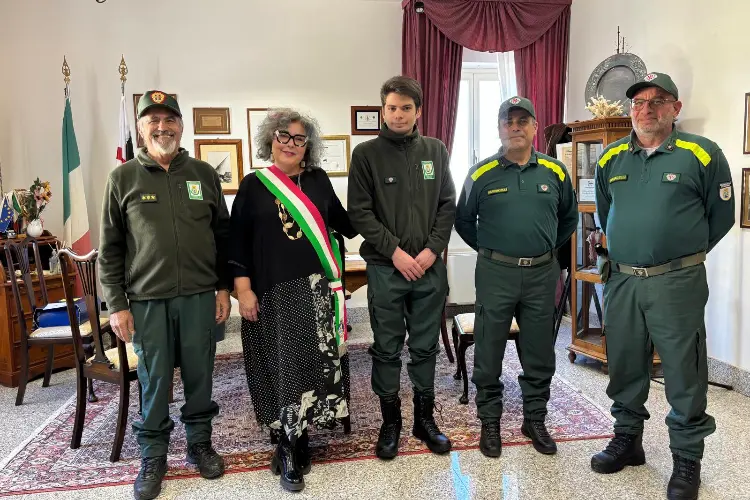 La nuova recluta con la sindaca di Stintino (foto concessa)