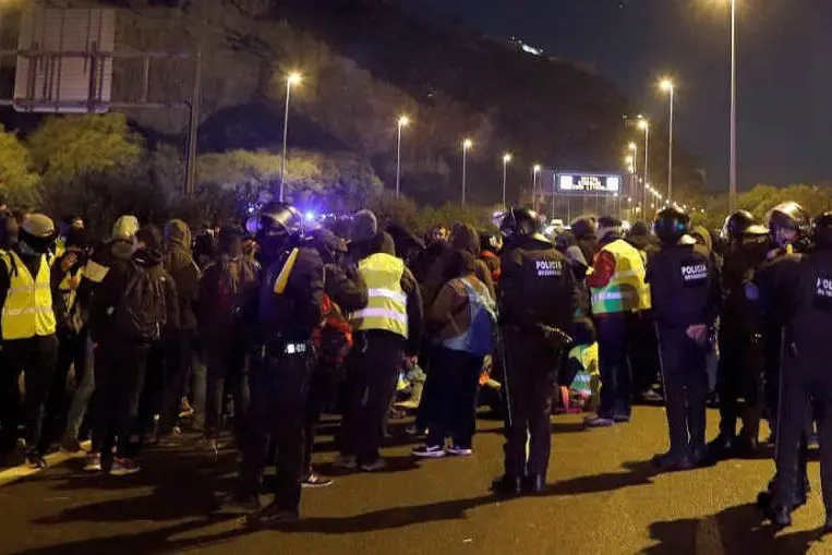Cordone di polizia a Barcellona (Ansa)