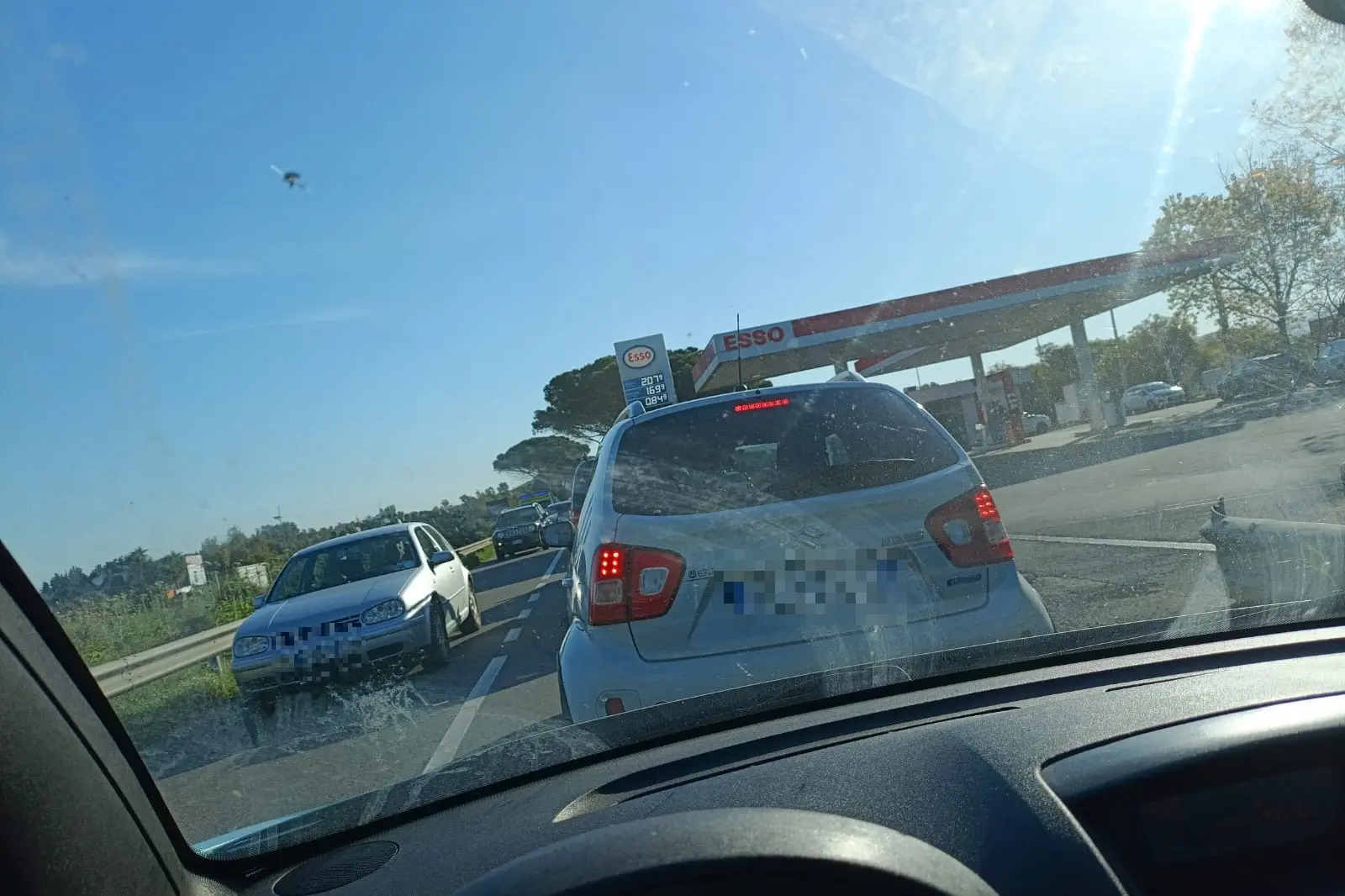 La lunga coda di auto (foto Mascia)
