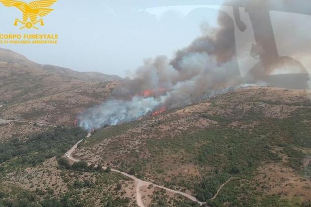 Incendi, elicotteri in azione a Samugheo, Zerfaliu e Nuoro: arriva anche un Canadair da Ciampino
