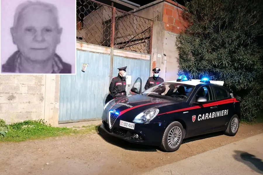 Sinna, l'uomo scomparso e i carabinieri davanti alla sua abitazione (Foto Serreli)