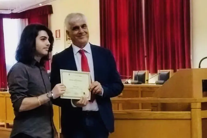 Uno degli studenti premiati dal sindaco Francesco Dessì (foto L'Unione Sarda - Murgana)