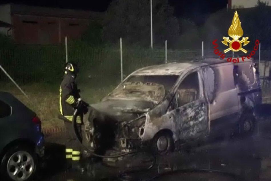 Una delle auto coinvolte nell'incendio (foto vigili del fuoco di Cagliari)