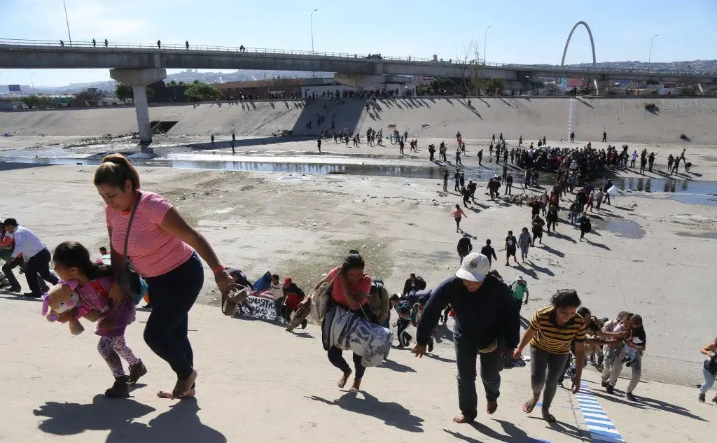 La chiusura dopo che 500 migranti avevano provato a superare illegalmente il confine