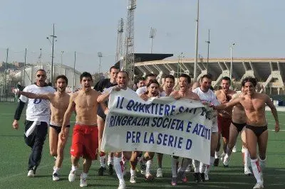 I GIOCATORI DEL PROGETTO SANT'ELIA FESTEGGIANO LA PROMOZIONE IN SERIE D - FOTO: ROBERTO TRONCI