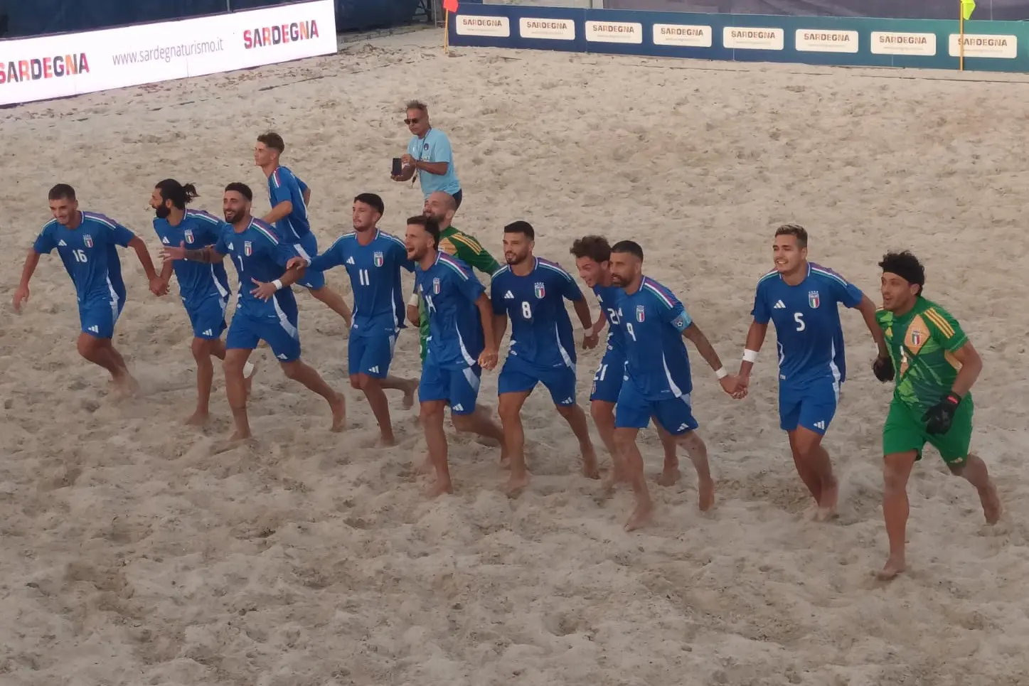 Gli azzurri festeggiano correndo verso il pubblico algherese (foto Antonio Burruni)