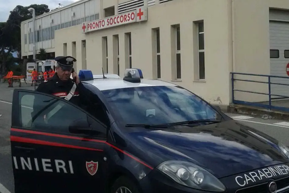 I carabinieri davanti al Pronto soccorso del Marino