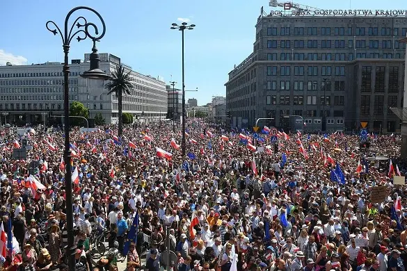 Mezzo milione di polacchi in piazza a Varsavia