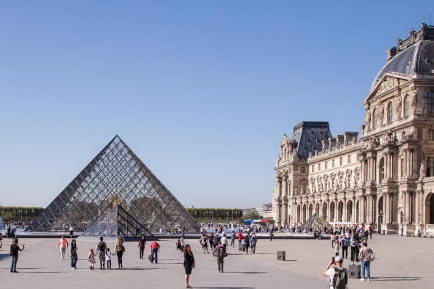 La piazza del Louvre con la celebre piramide (foto Ansa)
