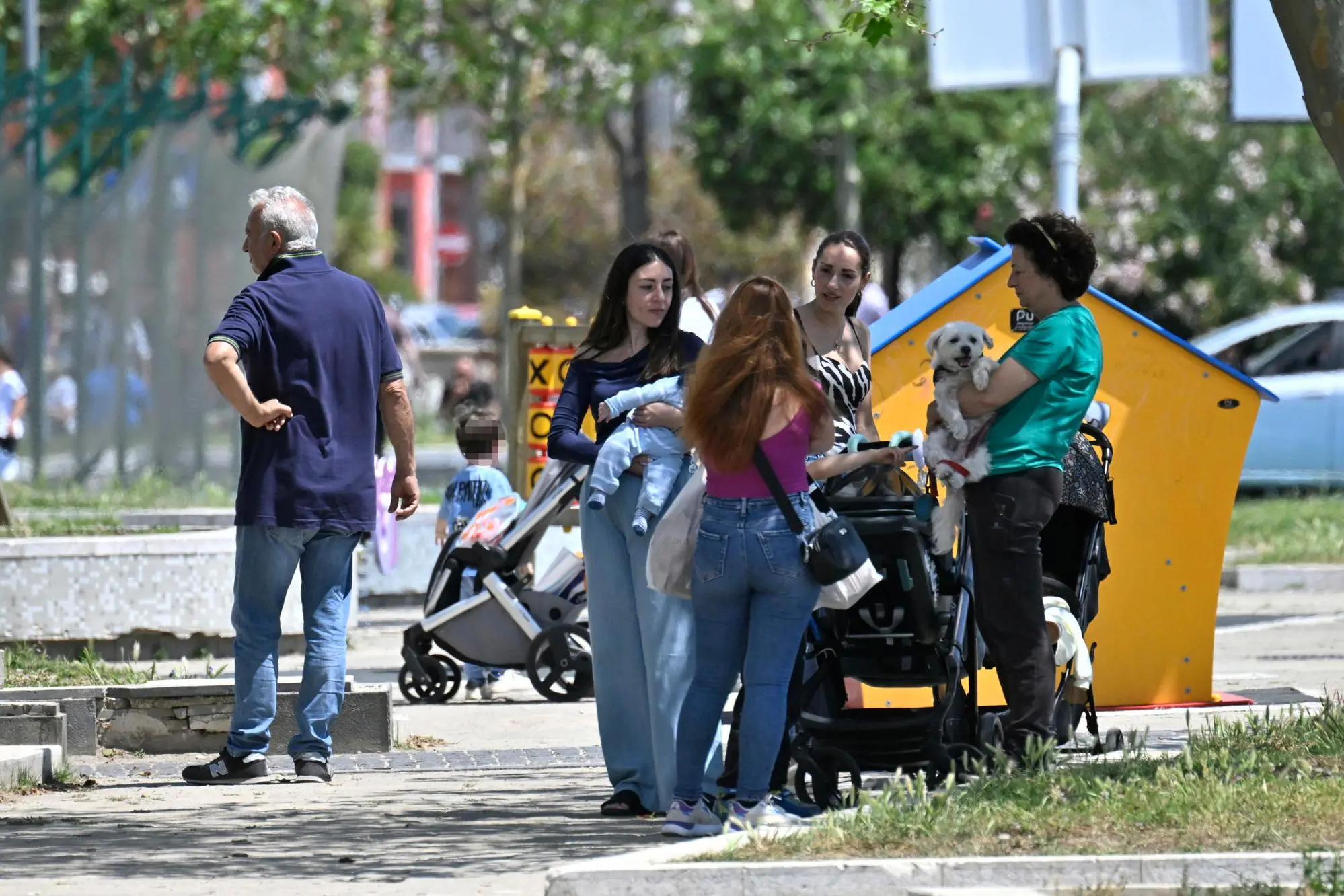 Persone in strada a Pozzuoli dopo la scossa (Ansa)