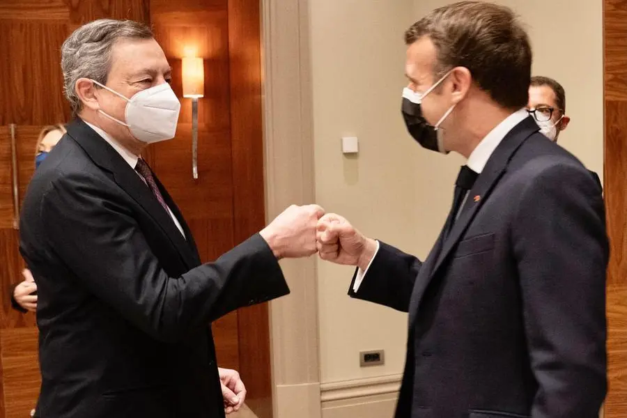 Mario Draghi con Emmanuel Macron (Ansa)