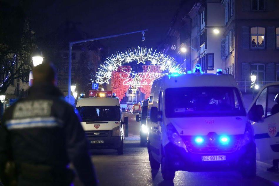 Strasburgo, spari al Mercatino di Natale: 3 morti, killer in fuga
